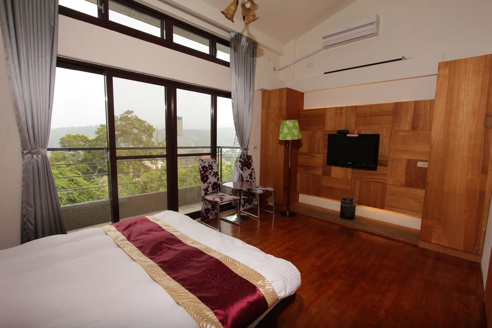 Premium bedding, desk, blackout drapes, free WiFi