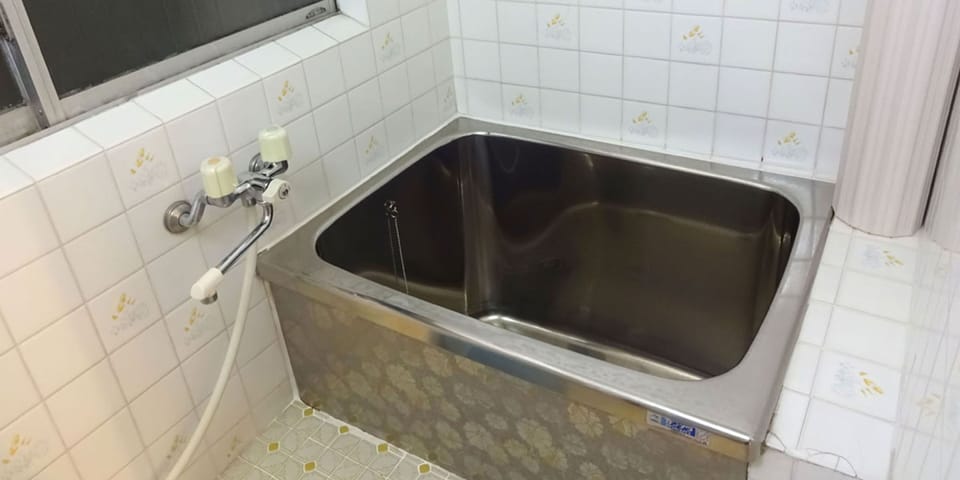 Combined shower/tub, rainfall showerhead, free toiletries, hair dryer