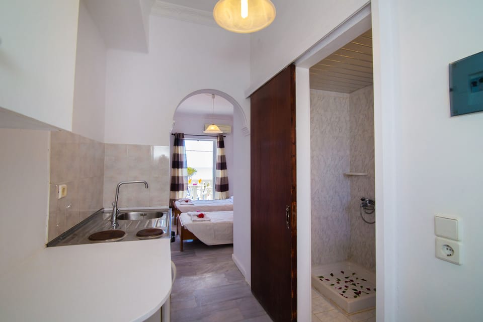 Double Room | In-room safe, desk, iron/ironing board, free WiFi