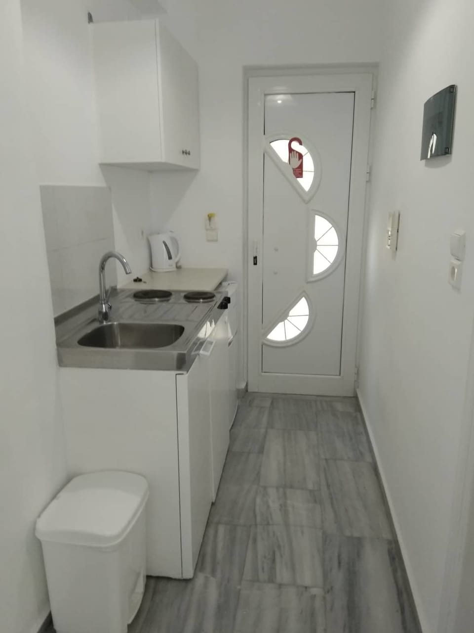 Fridge, stovetop, electric kettle, cookware/dishes/utensils