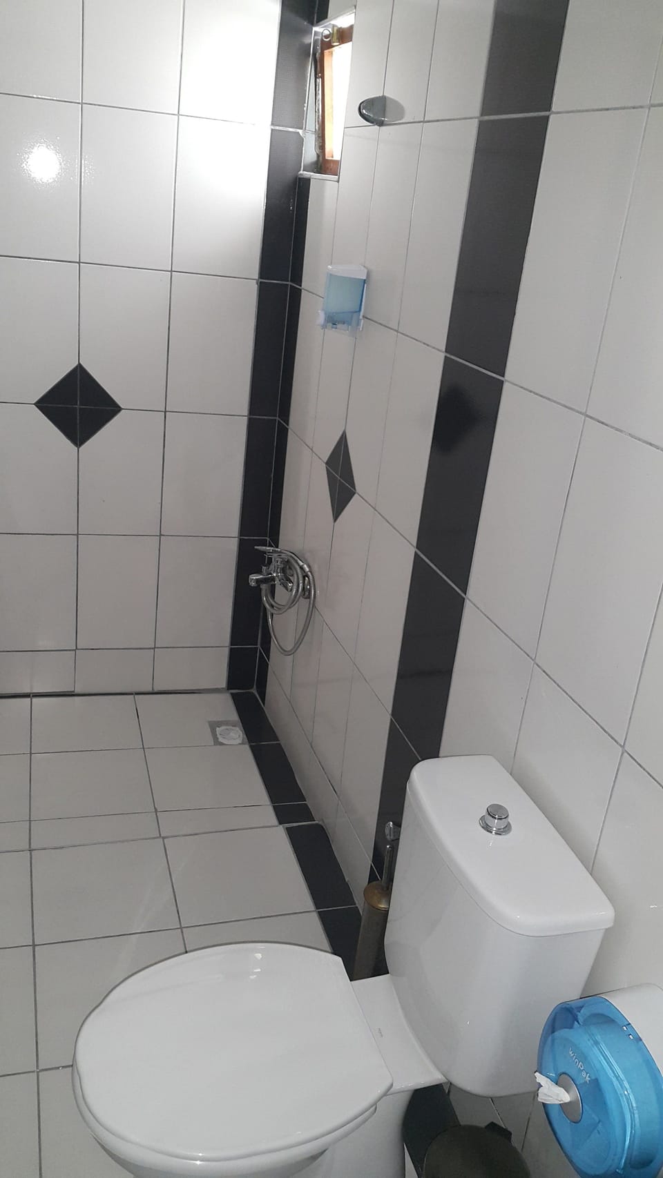Triple Room | Bathroom | Shower, free toiletries, hair dryer, slippers