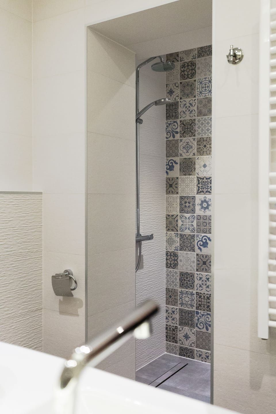 Deluxe Studio Apartment, City View	 | Bathroom shower