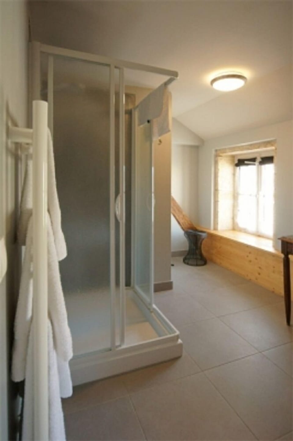 Twin Room (Gueugnonnaise) | Bathroom shower