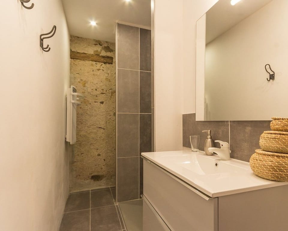 Cottage (Alouettes) | Bathroom | Shower, hair dryer, towels