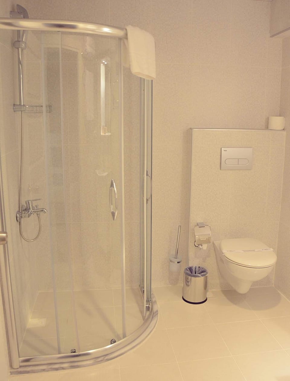 Standard Double or Twin Room, Non Smoking | Bathroom | Shower, hair dryer, slippers, towels