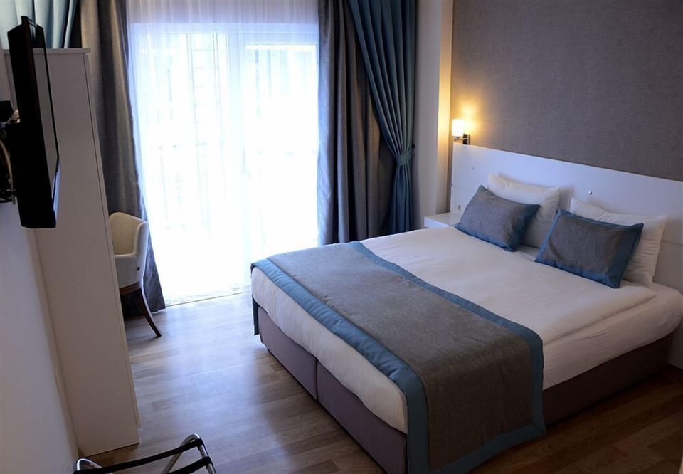 Standard Double or Twin Room, Non Smoking | In-room safe, soundproofing, iron/ironing board (on request)