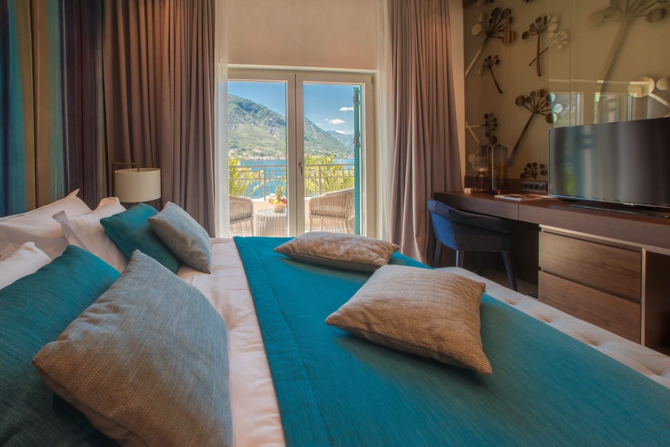 Superior Double Room | Minibar, in-room safe, individually decorated, individually furnished