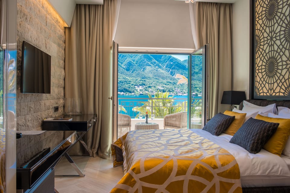 Superior Double Room | Minibar, in-room safe, individually decorated, individually furnished