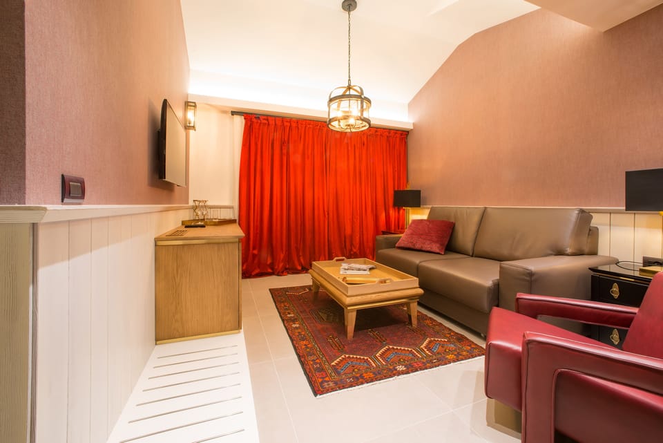 Junior Suite | Minibar, in-room safe, individually decorated, individually furnished