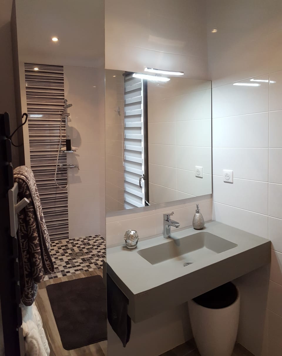 Comfort House, 1 Double Bed, Non Smoking | Bathroom | Shower, rainfall showerhead, free toiletries, hair dryer