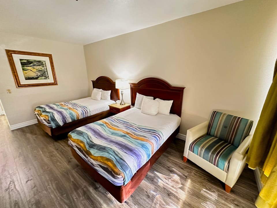 Double Room | Living area | 32-inch TV with cable channels