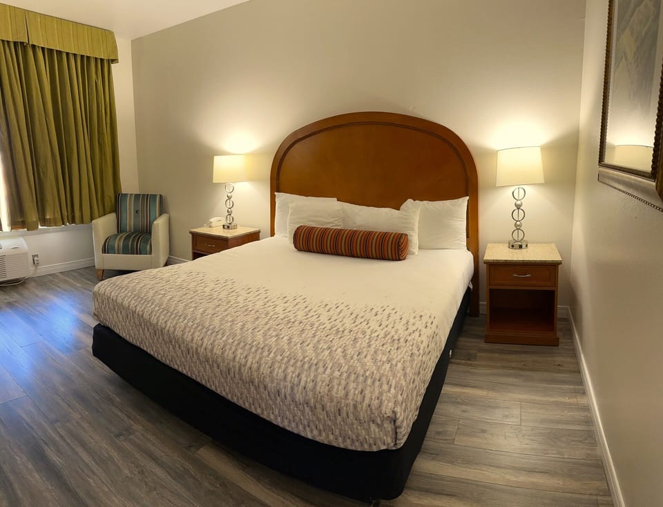 Single Room | Living area | 32-inch TV with cable channels
