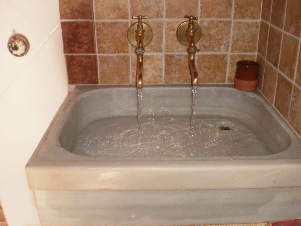 Superior Double Room | Bathroom | Shower, free toiletries, towels