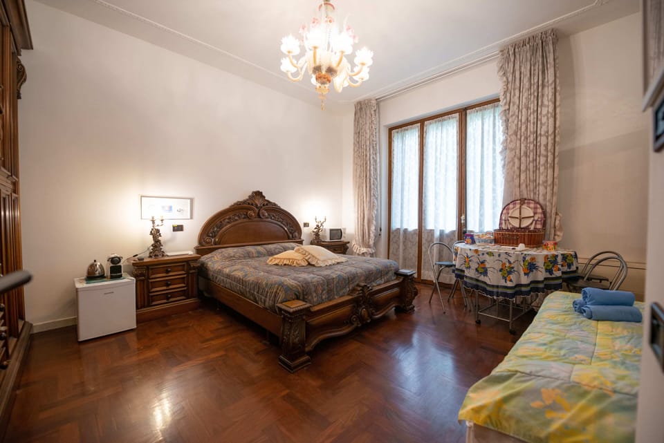 Luxury Suite, Jetted Tub (private entrance) | Minibar, in-room safe, desk, cribs (surcharge)