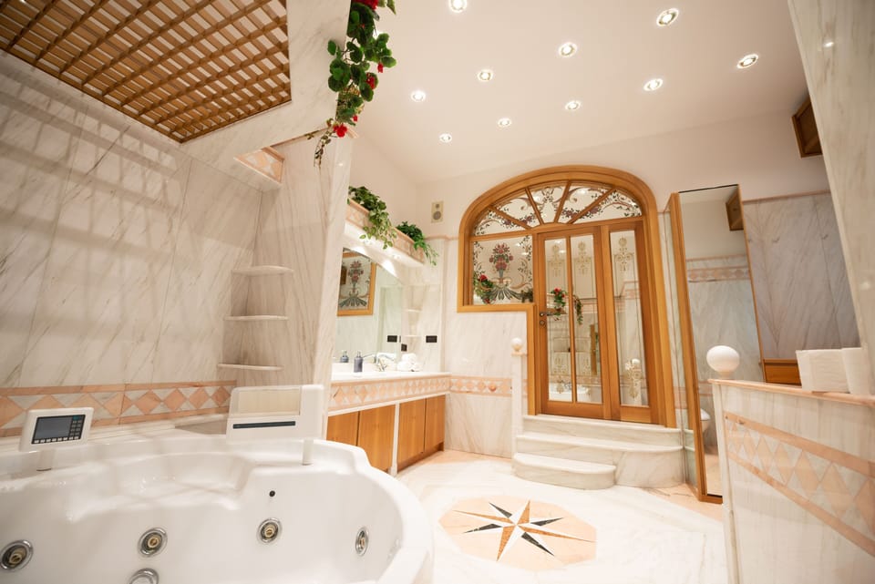 Luxury Suite, Jetted Tub (private entrance) | Jetted tub