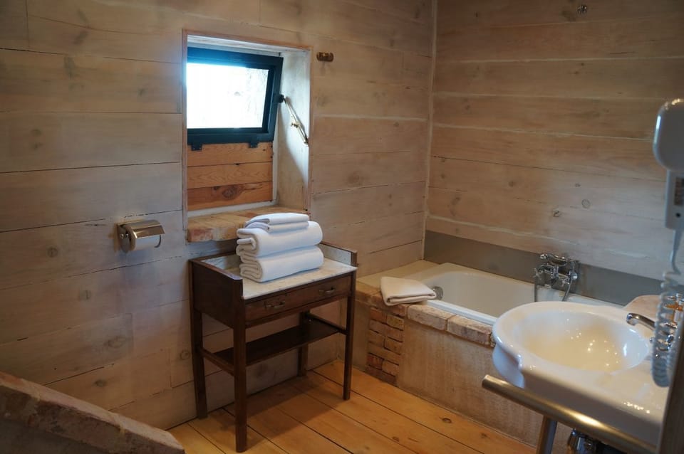 Apartment (Calcite) | Bathroom | Free toiletries, hair dryer, towels