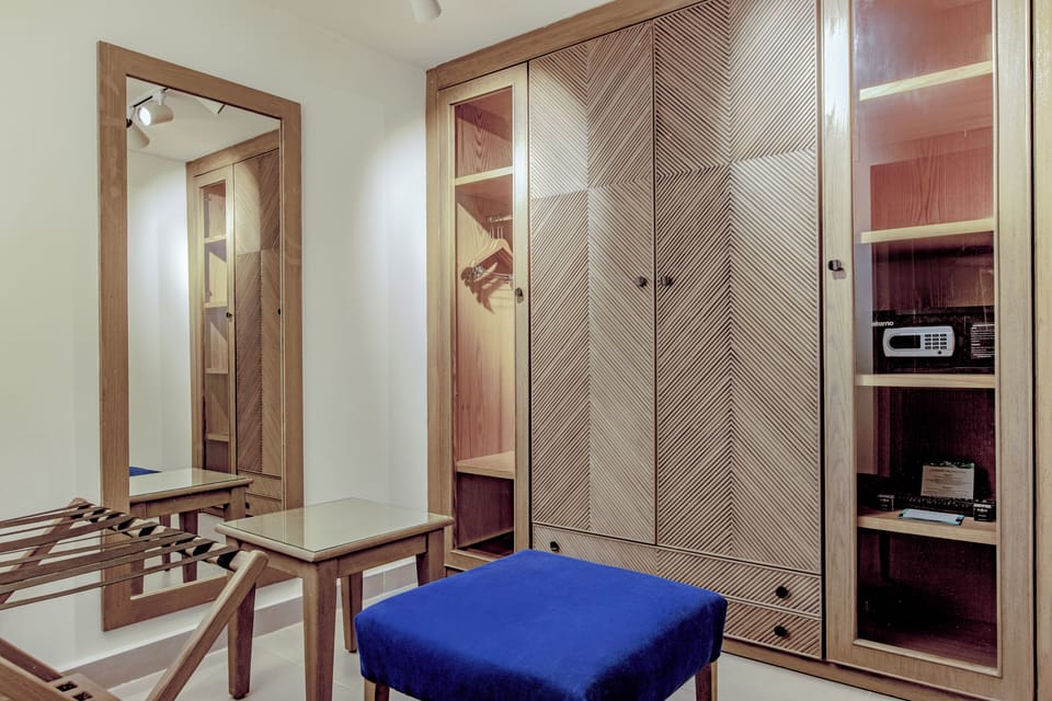 Premium Jacuzzi Suite | Wardrobe