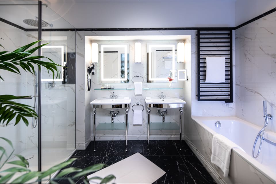 Deluxe Suite, 2 Twin Beds, Non Smoking | Bathroom | Free toiletries, hair dryer, bathrobes, slippers