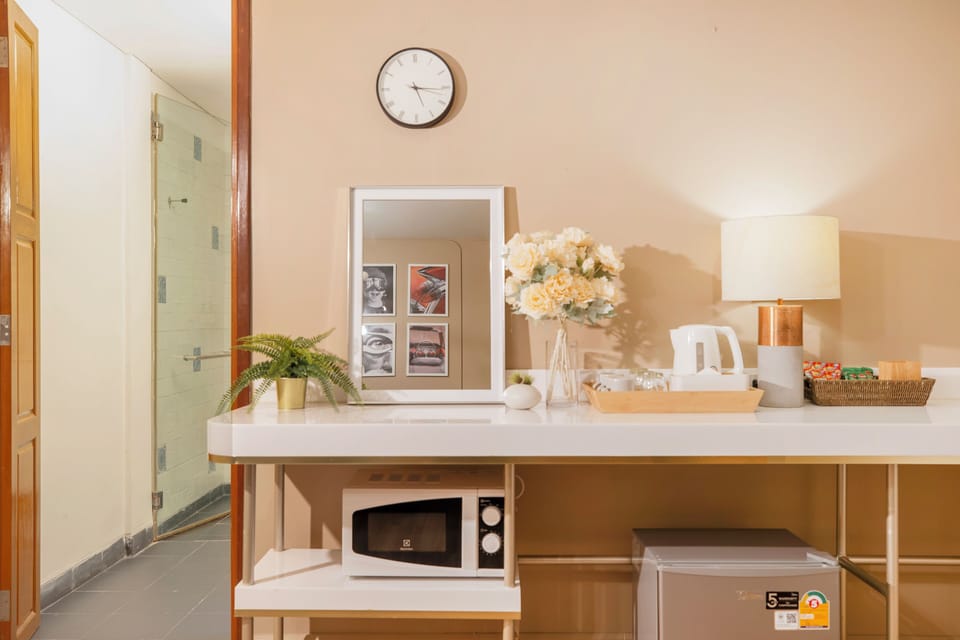 1 Bedroom Suite | Private kitchen | Fridge, microwave, coffee/tea maker, electric kettle