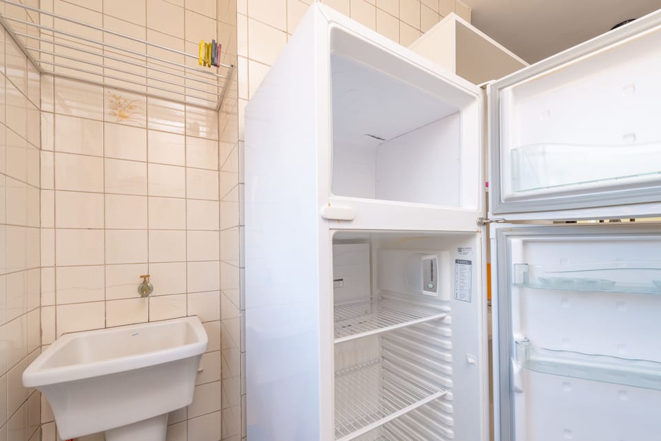 Quarto Quíntuplo (Ar Condicionado) | Private kitchen | Fridge, microwave, oven, cookware/dishes/utensils