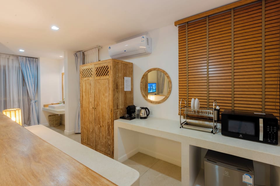 Deluxe Pool Access | Minibar, in-room safe, individually decorated, laptop workspace