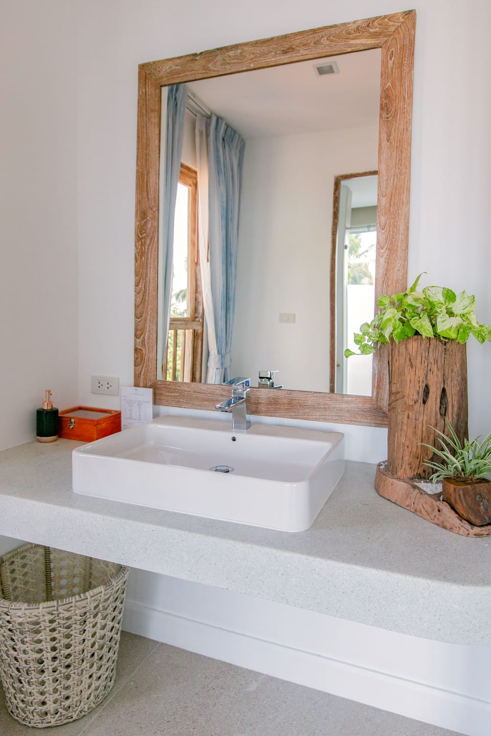 Deluxe Pool Access | Bathroom | Free toiletries, hair dryer, bathrobes, slippers