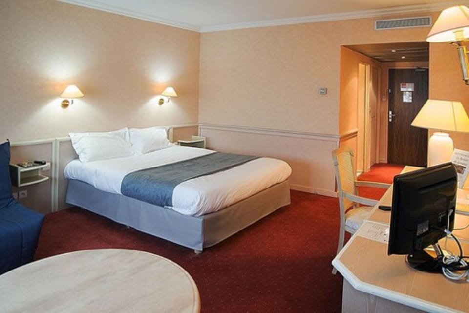 Double Room | In-room safe, desk, soundproofing, iron/ironing board