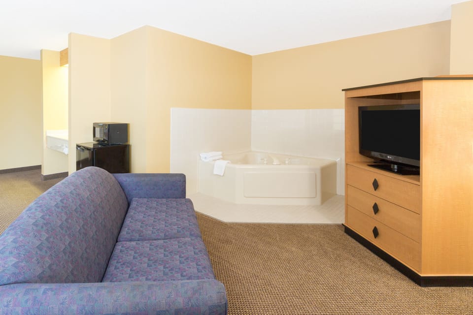 Superior Suite, 1 King Bed, Non Smoking (One-Bedroom Suite) | Private spa tub