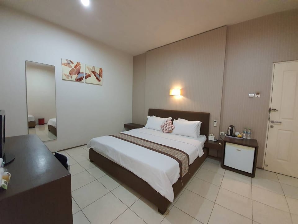 Superior Room, 1 King Bed | Desk, soundproofing, free WiFi, bed sheets