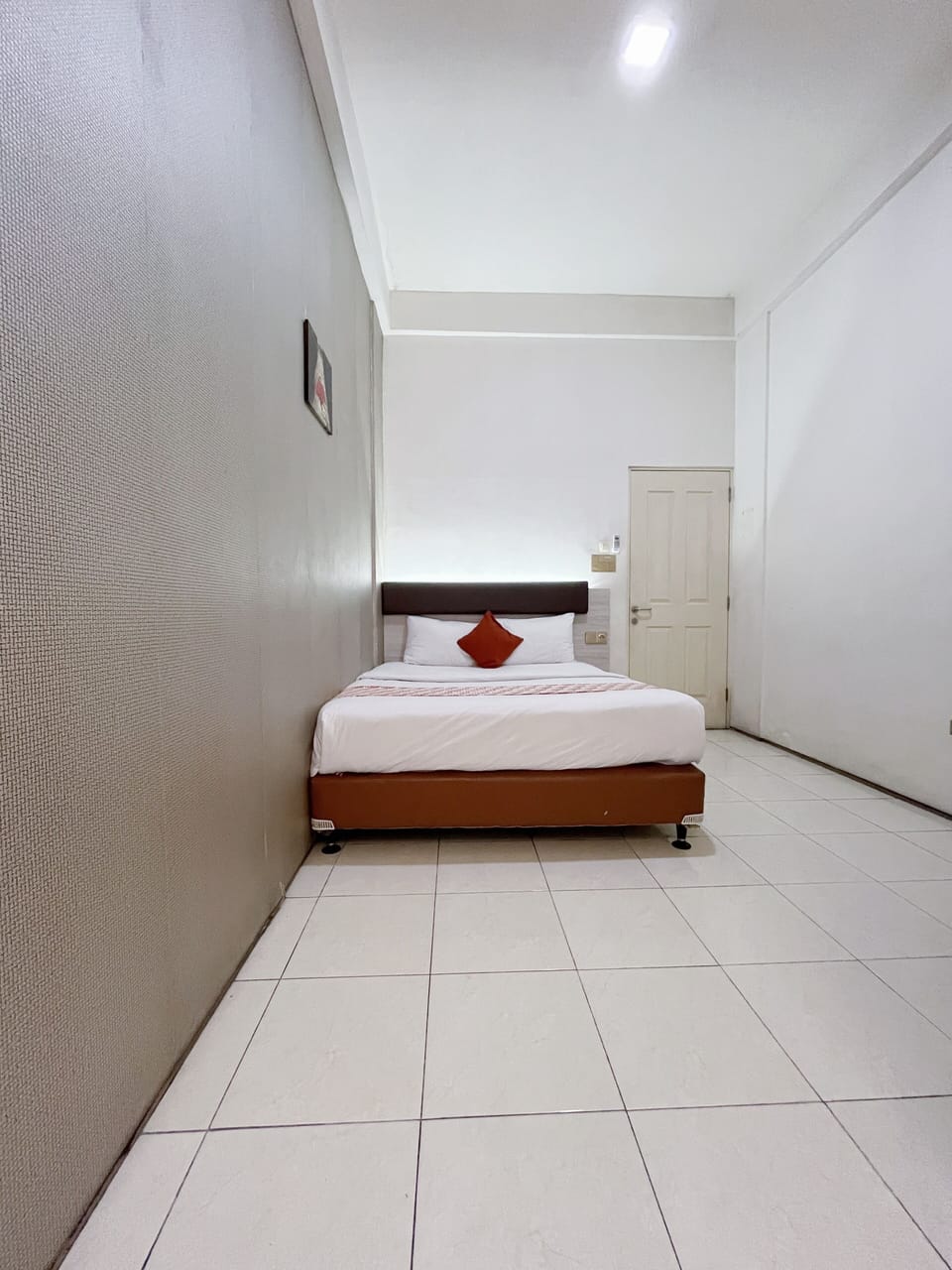 Standard Room, 1 Queen Bed | Bathroom | Shower, free toiletries