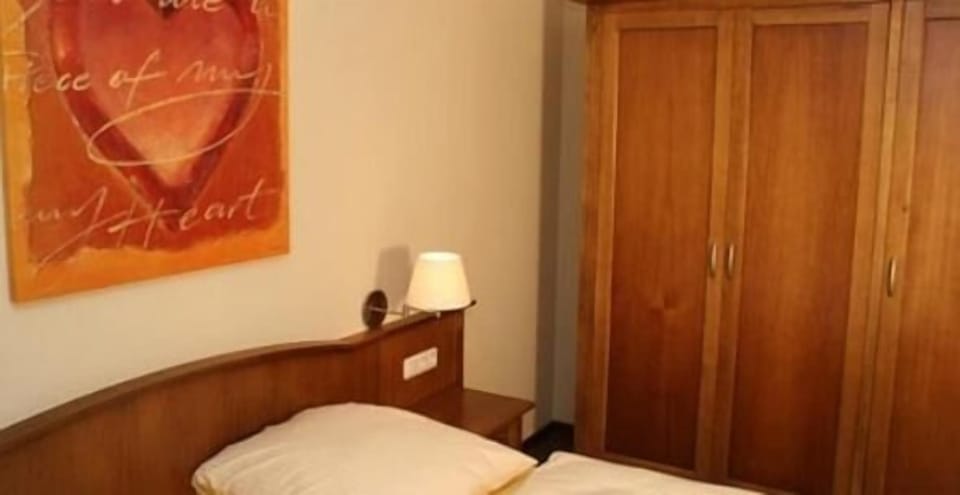 Individually furnished, desk, free WiFi, bed sheets