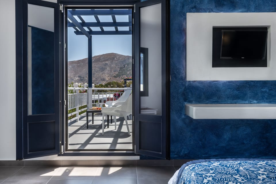 Suite | In-room safe, desk, iron/ironing board, bed sheets