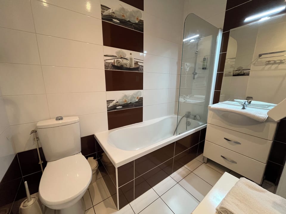 Standard Twin Room | Bathroom | Towels