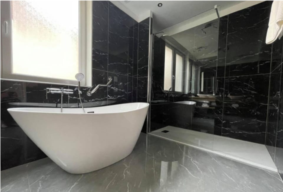 Executive Double Room, 1 Queen Bed, Courtyard Area | Bathroom | Hair dryer, towels, soap, shampoo