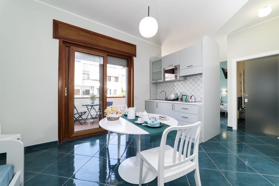 Deluxe Apartment | Private kitchen | Fridge, microwave, stovetop, electric kettle