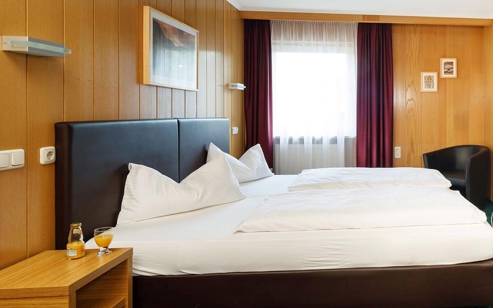 Classic Double Room | In-room safe, desk, free cribs/infant beds, free WiFi