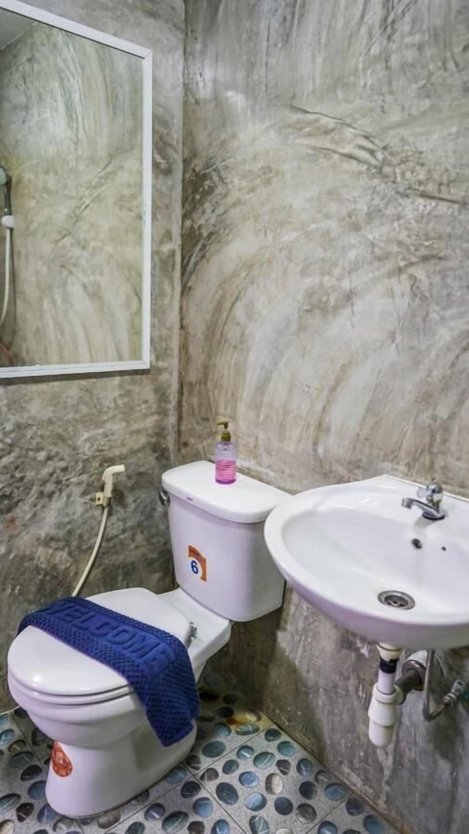 Standard Double or Twin Room | Bathroom | Shower, free toiletries, towels