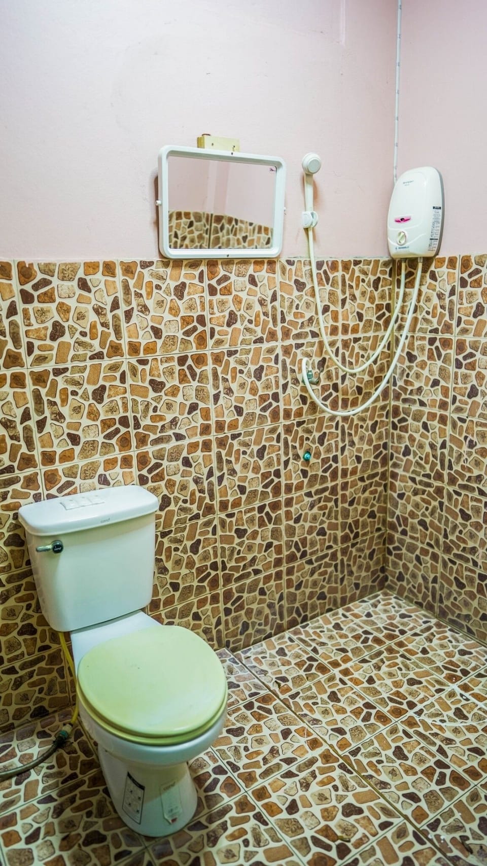 Standard Double Room, 1 Double Bed, Non Smoking | Bathroom | Shower, free toiletries, towels