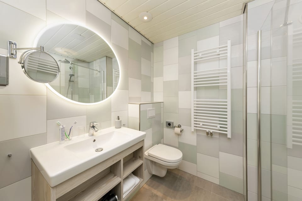 Standard Double Room, 1 Queen Bed | Bathroom | Shower, rainfall showerhead, hair dryer, towels