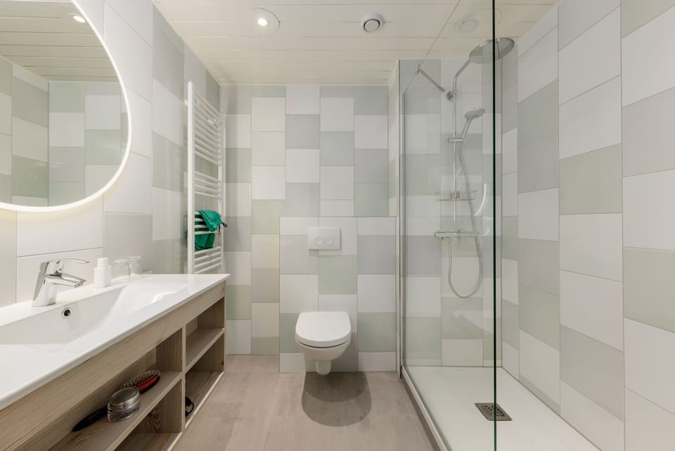 Standard Double Room, 1 Queen Bed | Bathroom | Shower, rainfall showerhead, hair dryer, towels
