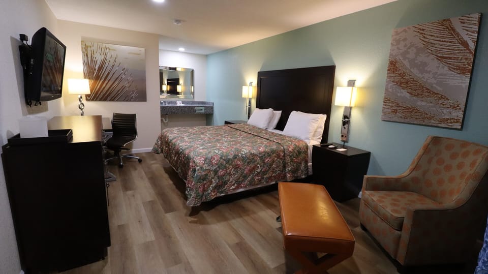 Standard Room, 1 King Bed, Non Smoking | Desk, laptop workspace, free WiFi, bed sheets