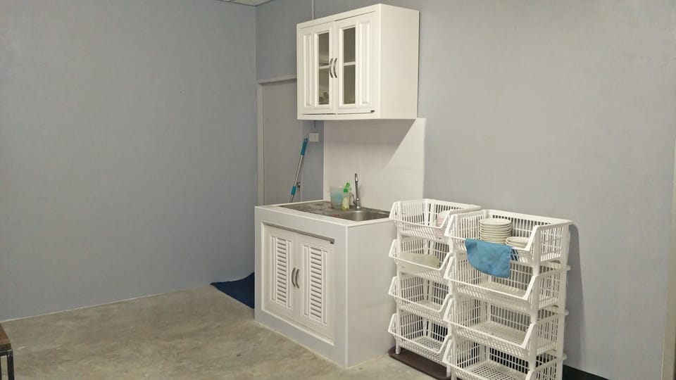 3-Bedroom House | Shared kitchen | Fridge, highchair