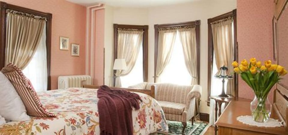 Individually decorated, iron/ironing board, free WiFi, bed sheets