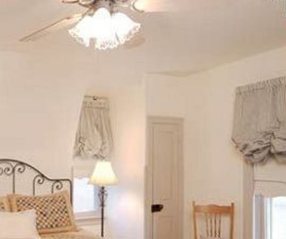 Individually decorated, iron/ironing board, free WiFi, bed sheets