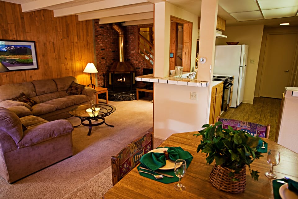 Comfort Townhome, Multiple Beds, Non Smoking | Living room | TV, DVD player