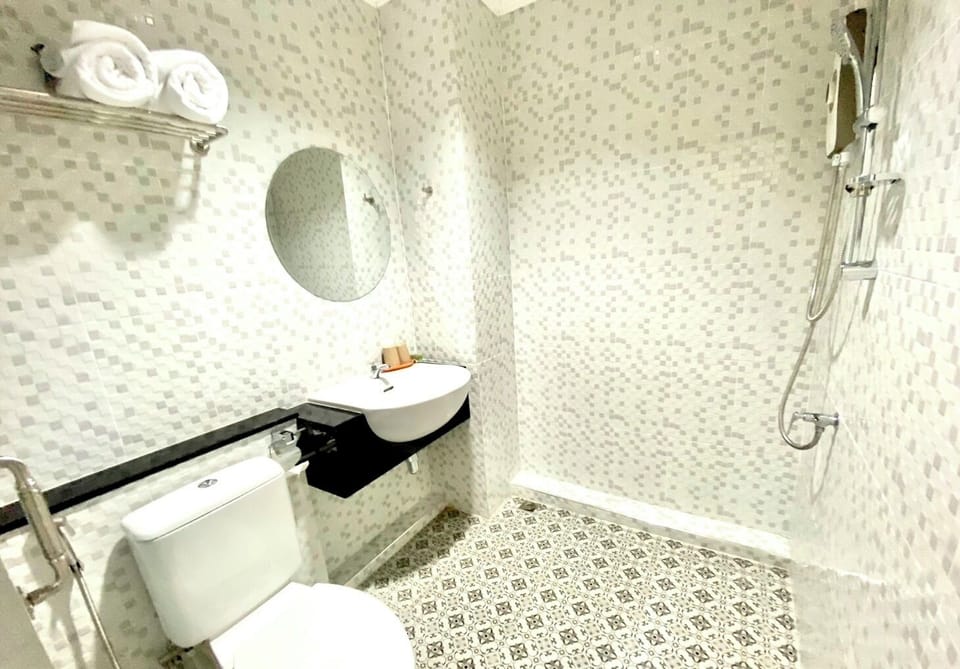 Shower, free toiletries, towels