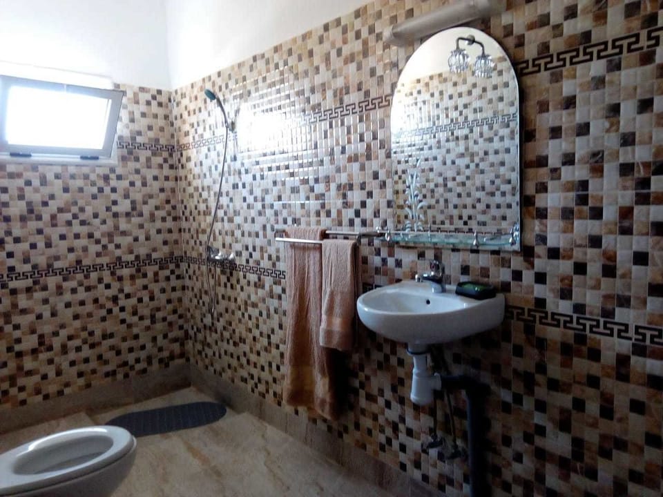 Family Room, Non Smoking | Bathroom | Shower, hair dryer, towels, soap