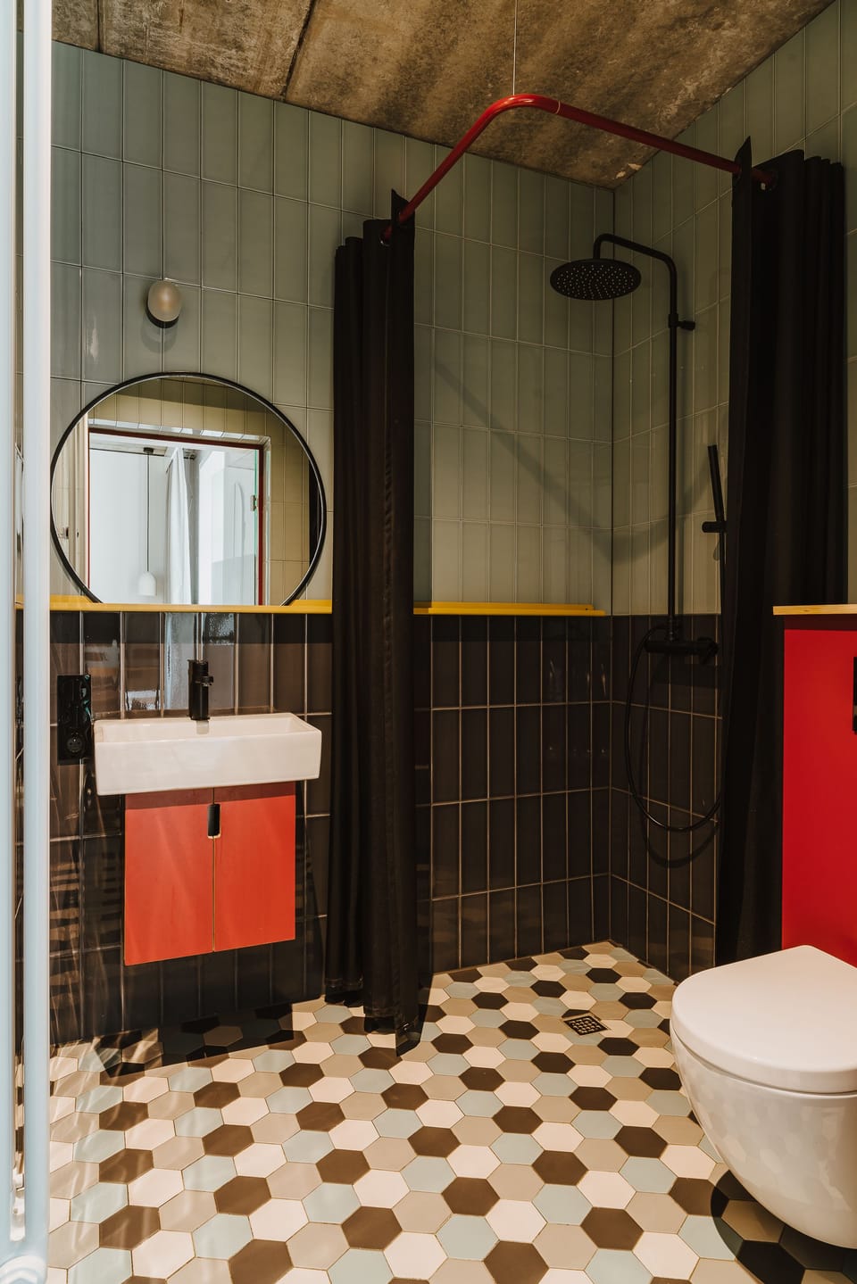 Business Double or Twin Room | Bathroom | Shower, rainfall showerhead, hair dryer, towels