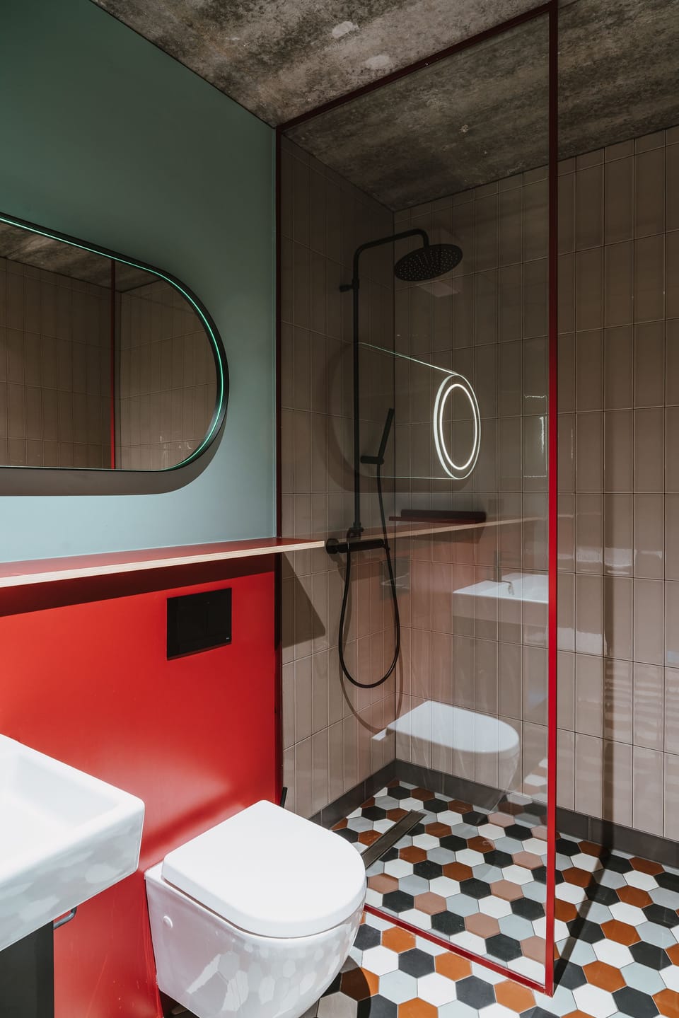 Deluxe Apartment | Bathroom | Shower, rainfall showerhead, hair dryer, towels