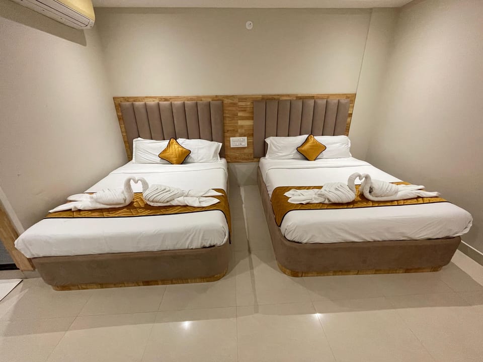 Family Twin Room | Egyptian cotton sheets, premium bedding, laptop workspace